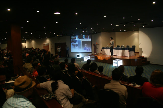 Los asistentes de PulsoConf 2012 atentos a la presentación de Brian Wong de Kiip. 