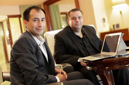 Bismarck Lepe, co-founder of Ooyala, and Abel Honigsblum, Director of Latin America Channel Sales. Source: eleconomista.com.mx.  