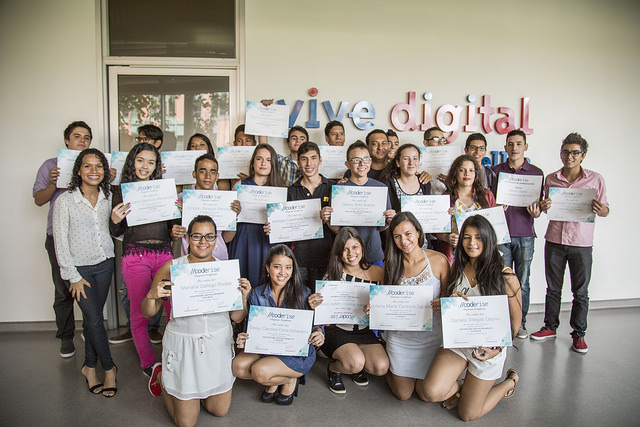Egresados 2015 de Coderise Medellín, ONG que empodera a jóvenes enseñándoles a crear software. Foto Ruta N